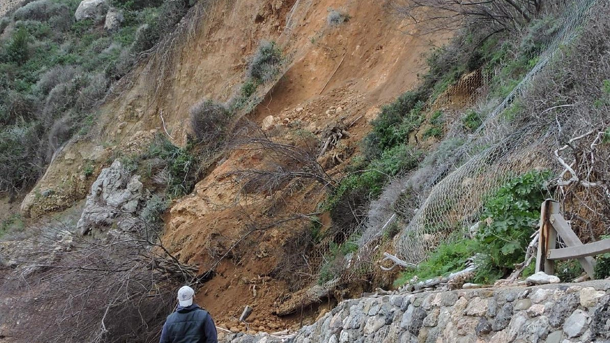 La frana dopo le ingenti piogge dei giorni scorsi, il materiale terroso è caduto su una parte della spiaggetta del Cannone, molto frequentata d’estate