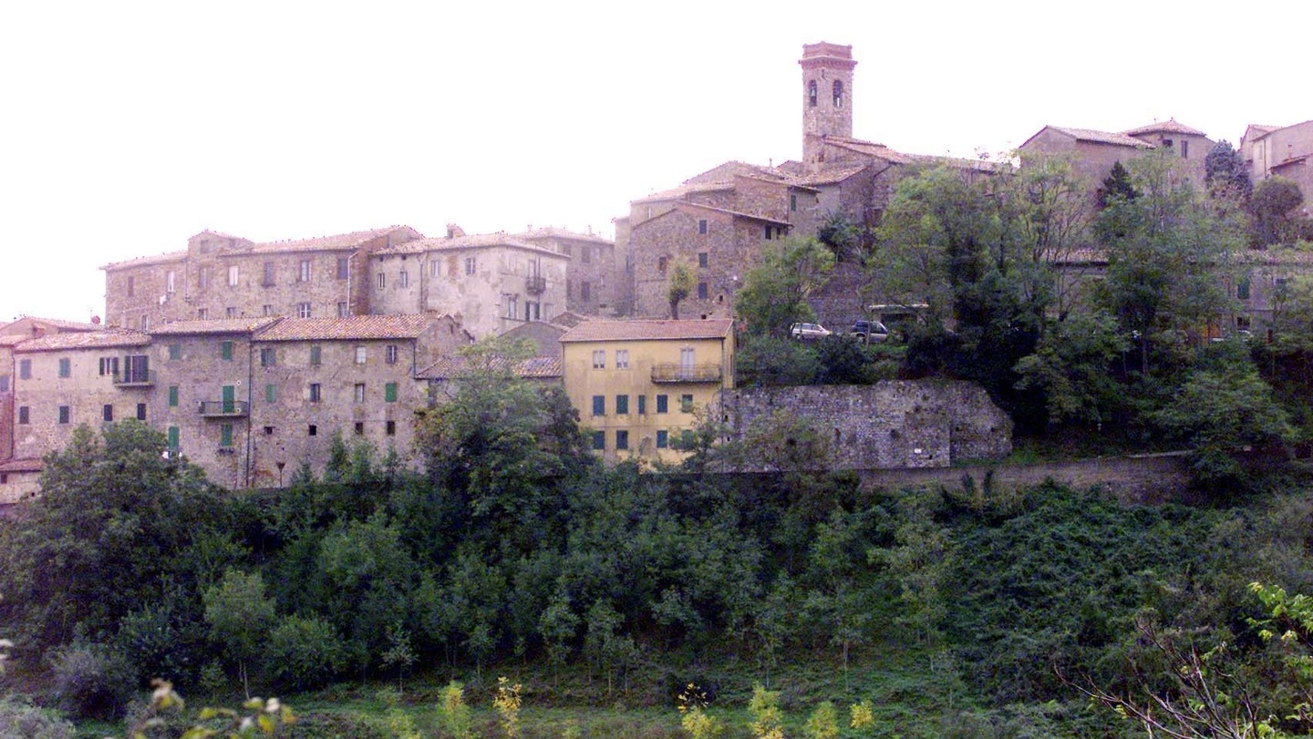 Tra gli interventi previsti il recupero del lastricato in pietra del centro storico di Chiusdino