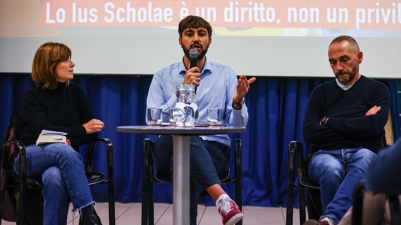 Da sinistra: Brenda Barnini, Gianni Bagnoli ed Emiliano Fossi durante l’incontro sullo Ius Scholae al circolo Arci di Avane