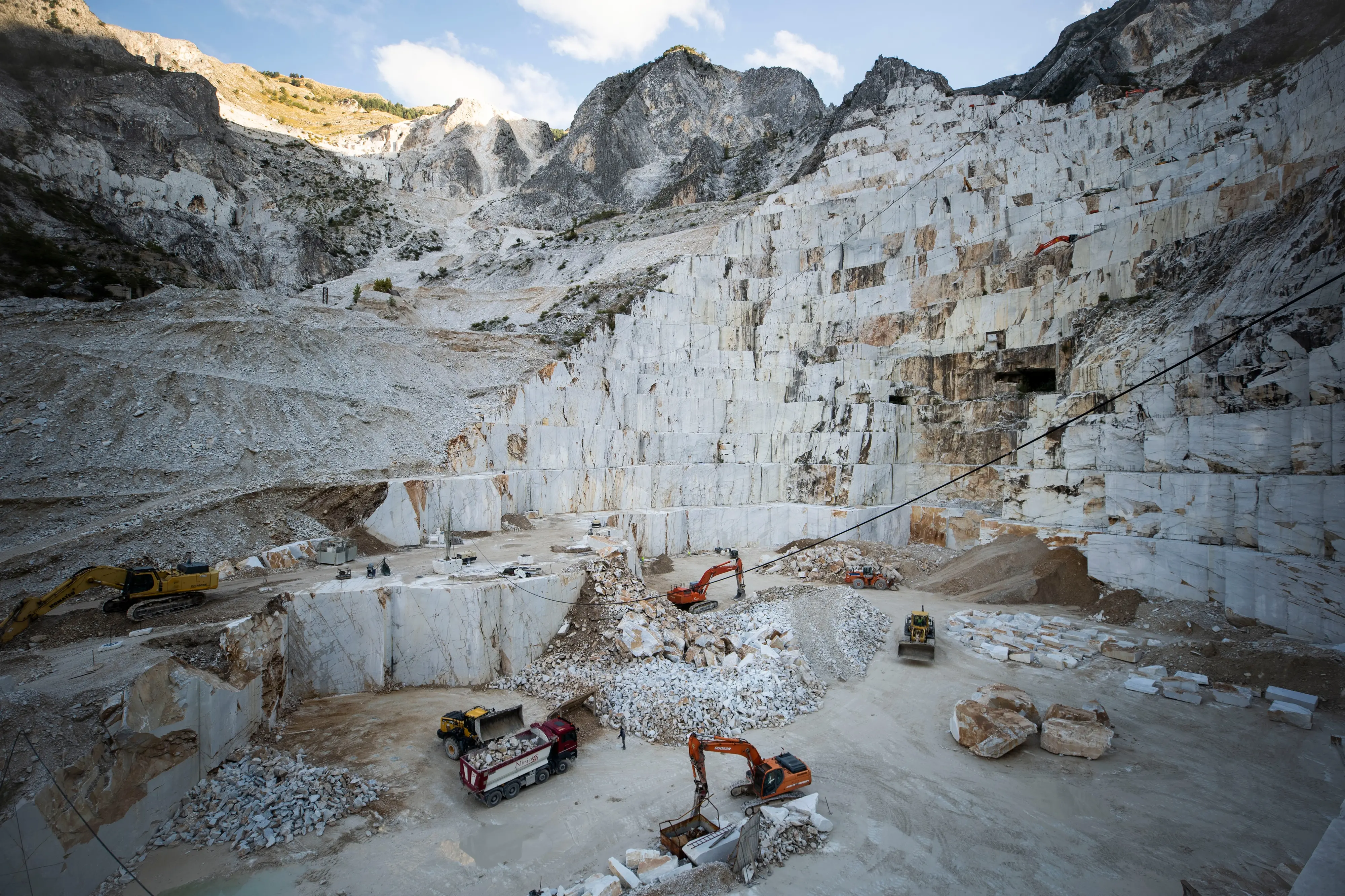 The Brutalist: il set da Oscar nelle cave di marmo di Carrara