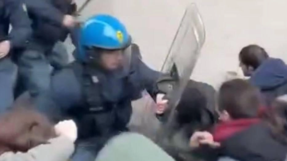 Un fermo immagine dei video delle cariche della polizia diffusi sui social