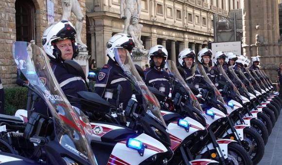 Firenze, paura nella notte. Non si ferma all’alt e scatta l’inseguimento