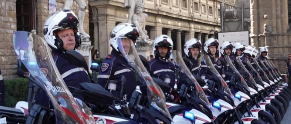 Interventi della Polizia Municipale. Per lo scooterista minorenne più di 6.500 euro di multa. Per un altro motociclista, che aveva 4,5 grammi di hashish nascosti nel vano sottosella, è scattato il ritiro della patente