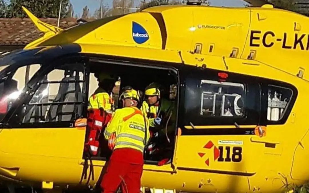 Incidente in montagna, donna cade vicino al rifugio e si frattura una spalla