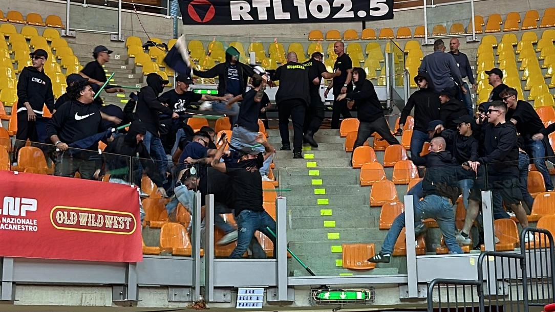 Un momento degli scontri avvenuti sulle tribune del PalaModigliani fra ultras rosetani e termali: le fazioni si sono affrontate con aste e cinghie (Novi)