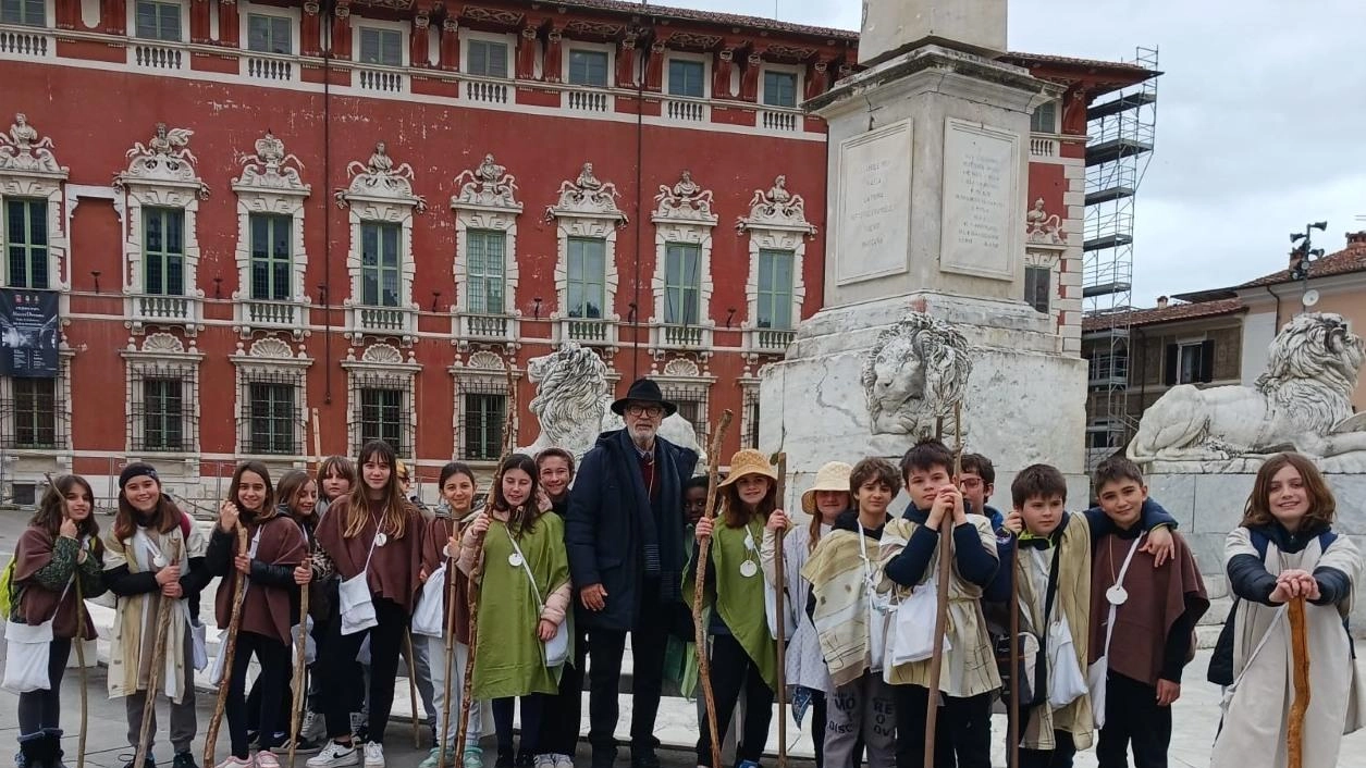 Vestiti come i viandanti di una volta i ragazzi di V della primaria di Ronchi hanno percorso il tratto massese guidati da Claudio Palandrani