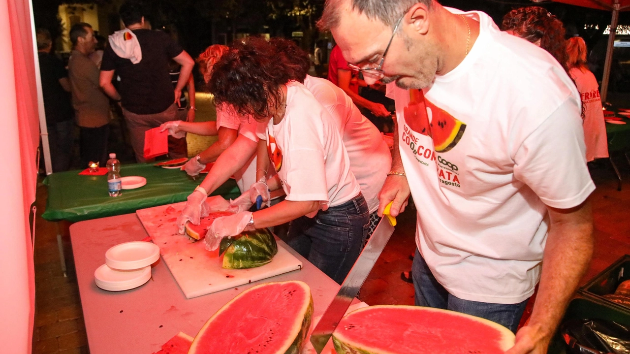 Un’edizione passata della cocomerata in piazza. a Montespertoli (Gasperini/Germogli)