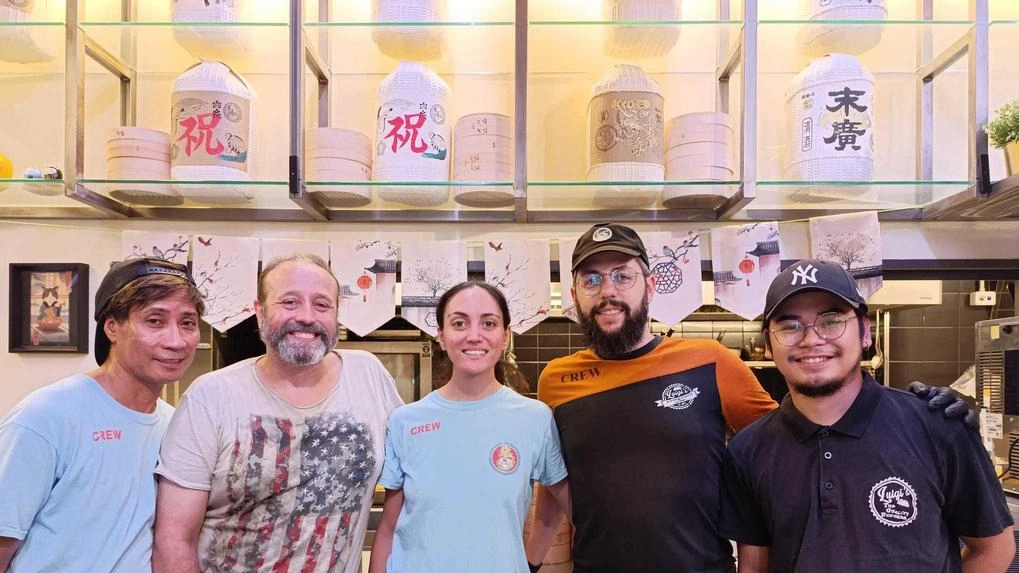 Luciano Trinci e il personale di Luigi’s Ramen