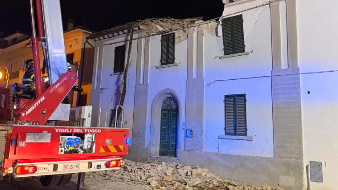 Crolla il tetto di una casa, paura nella frazione: boato e macerie in strada