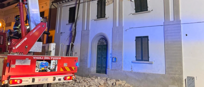 Crolla il tetto di una casa, paura nella frazione: boato e macerie in strada