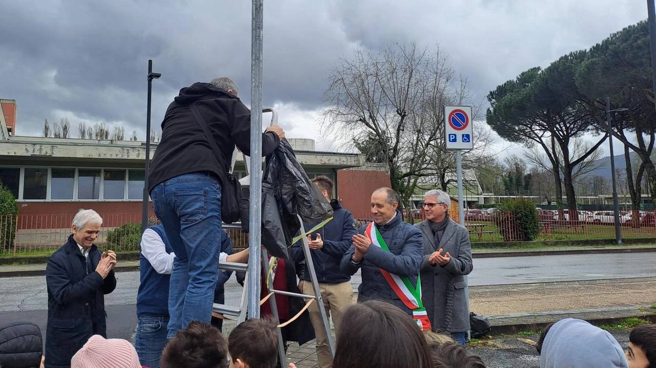 La cerimonia si è svolta ieri mattina a San Concordio nell’area della scuola. L’assessore Bruni: “Persone che hanno valorizzato la scienza e il livello culturale“.