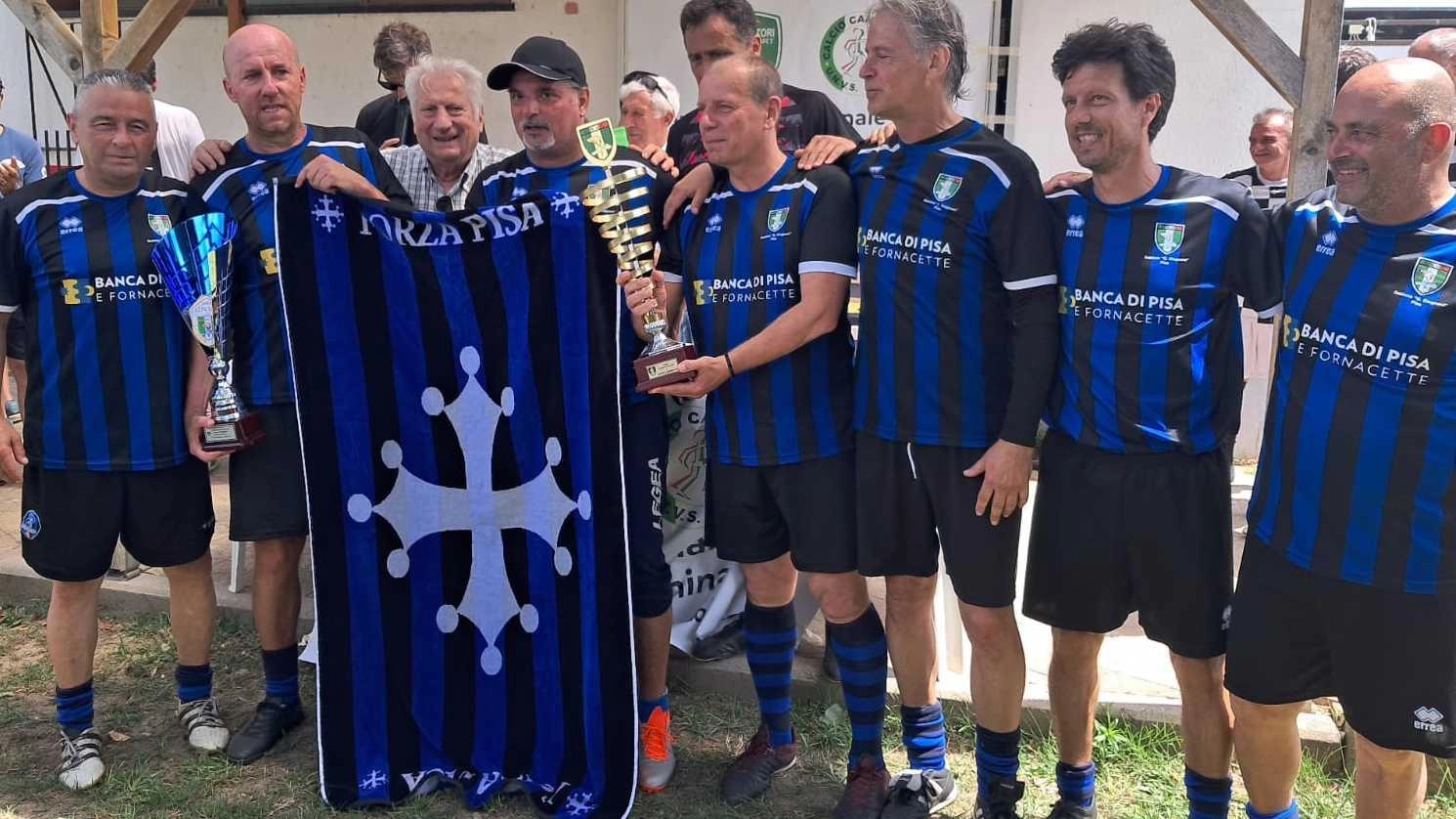 Si conclude a Viareggio il Campionato di Calcio Camminato Unvs con la vittoria degli ex giocatori del Pisa Sporting Club nella categoria Over 50. La squadra si è distinta per il percorso netto e la solidità difensiva, confermando il talento dei giocatori.
