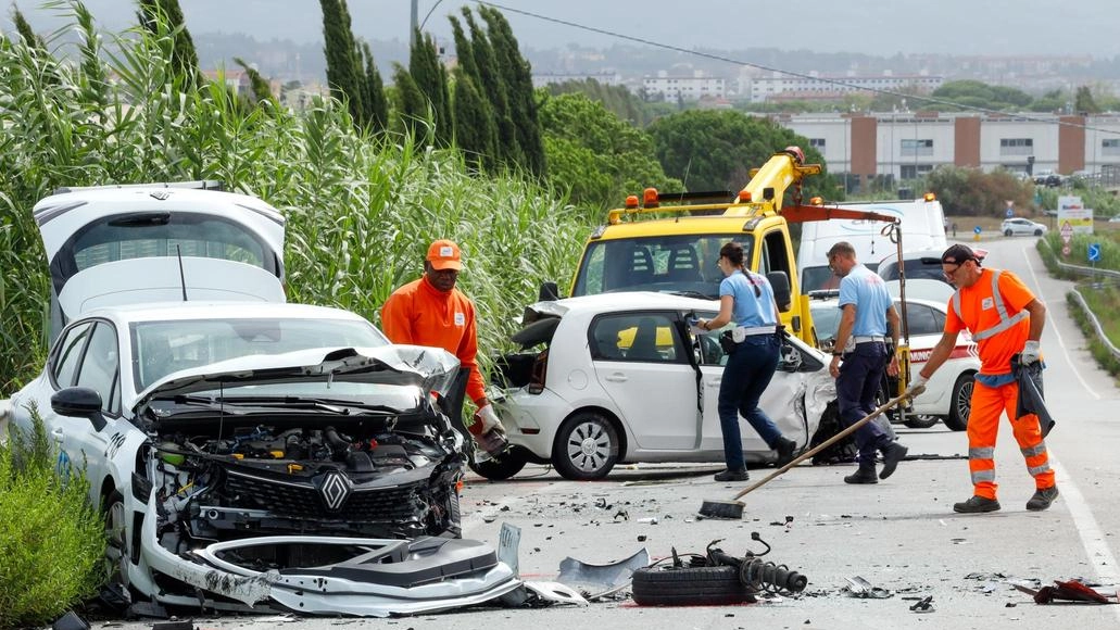 Incidente a Sesto: carambola tra cinque auto con cinque feriti, uno in prognosi riservata. Intervento dei soccorsi per estrarre conducenti intrappolati. Blocco totale del traffico.