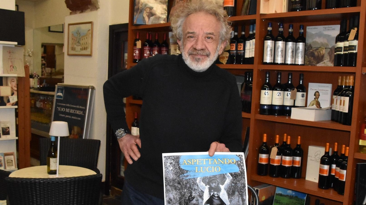 Massimo Marinotti con la locandina che ha preparato per Lucio Corsi