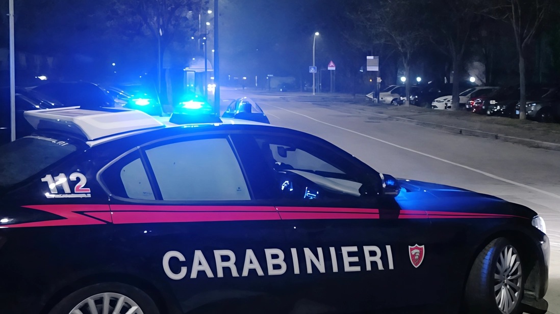 Raid dei ladri in un’azienda. Foro nel muro, poi in fuga. Furgone verniciato di rosso