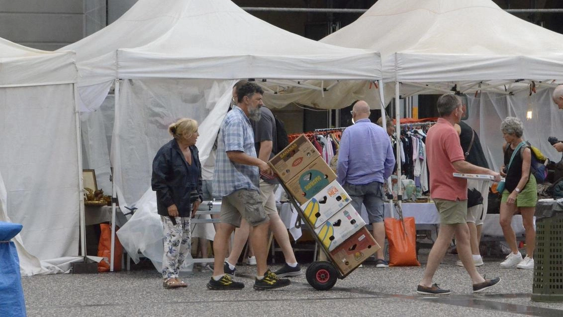 L'assessore al Commercio di Lucca esprime amarezza per la scarsa partecipazione al Mercato Antiquario serale, definendo l'occasione persa e annunciando un incontro con gli operatori per comprendere le dinamiche.