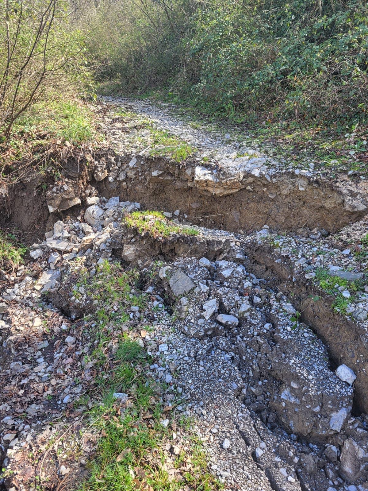 La Val Bisenzio ferita, frane e smottamenti. Uno stillicidio continuo: “Cittadini collaborate”