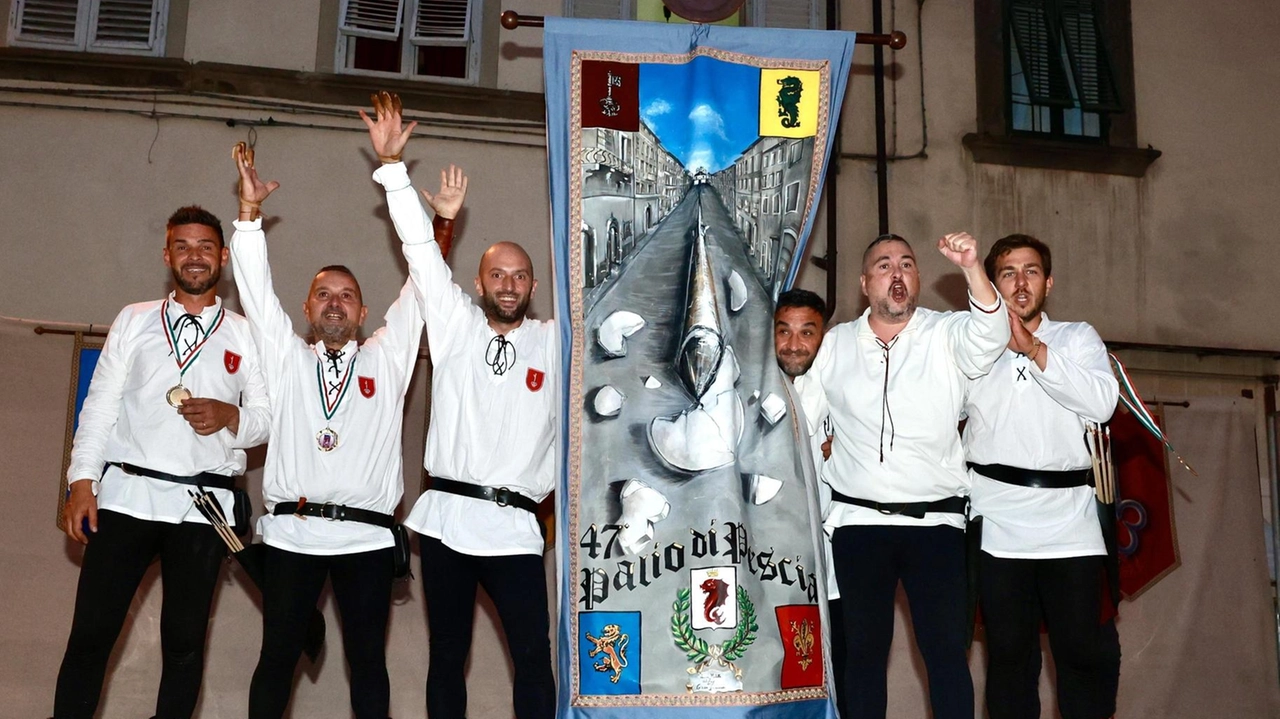 Santa Maria esulta in piazza Mazzini la vittoria del Palio (Goiorani)