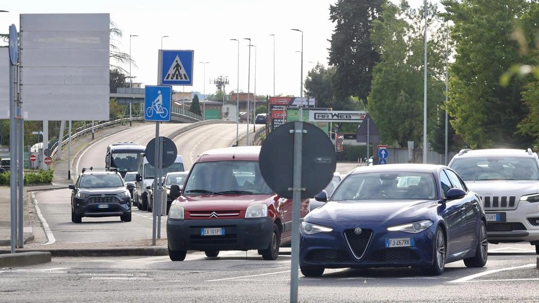 Sottopasso di viale Etruria. Entrate murate, ma è una discarica. I residenti chiedono risposte