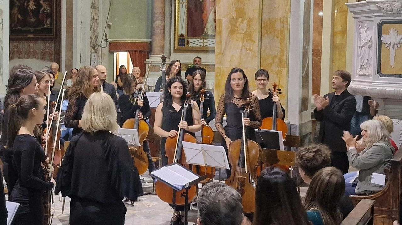 Successo per l'evento musicale 'Verdi & friends' a Montecatini Alto, spostato nella chiesa di San Piero a causa del freddo. Orchestra, ensemble e solisti hanno entusiasmato il pubblico con brani di Verdi e Puccini.