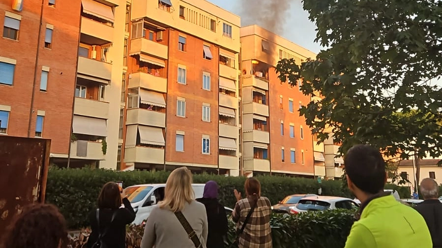 Il fumo esce dall'appartamento incendiato a Sesto Fiorentino