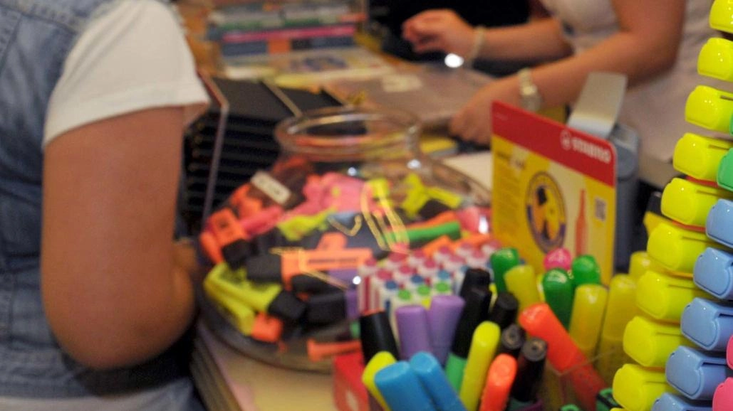 Nelle cartolibrerie comincia il super lavoro, fra prenotazioni di libri per l’anno scolastico che sta per cominciare e la vendita di quaderni e materiale vario