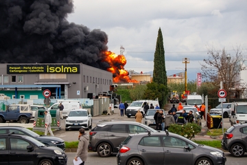 Esplosione nell’impianto Eni. “Un carrello in azione, poi lo scoppio”