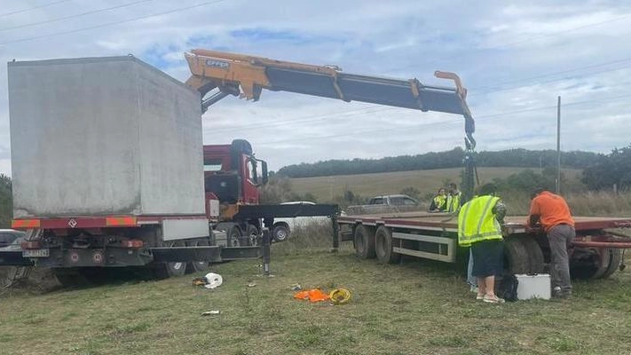 È grave dopo la scossa elettrica. Rischia la vita in cantiere a 46 anni. Il contatto sui fili dell’alta tensione