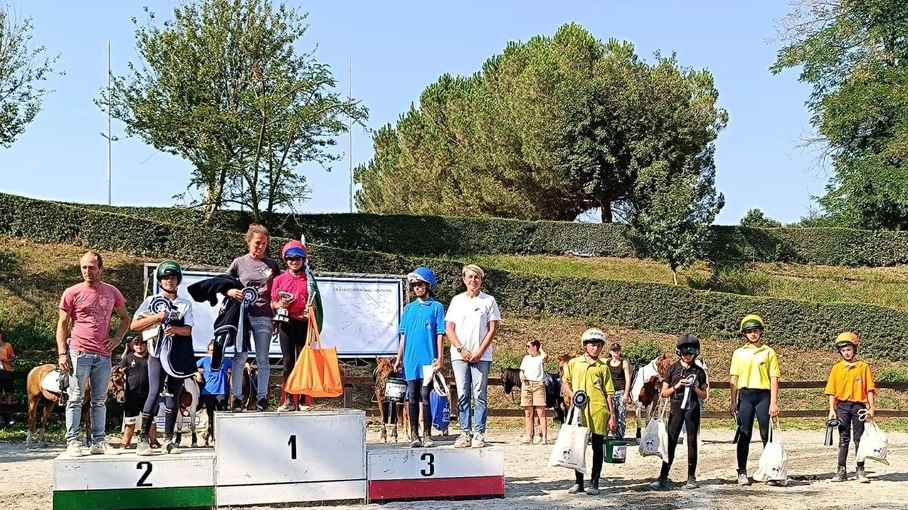 Il Team Pacini ha ottenuto ottimi risultati ai Campionati Mondiali Pony Mounted Games a Cavaglià, con 10 partecipanti e una medaglia d'argento per Giorgia Marangoni. Prossima sfida: gli Europei in Francia.