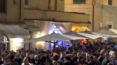 Il sindaco ha firmato l’ordinanza per la tradizionale serata in piazza. Divieto di portare in centro contenitori per alimenti in vetro o metallo .