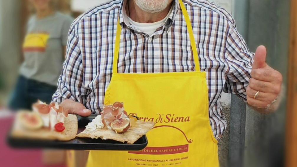 Cacciucco Day da Alcide. Premio a Giulio Gambassi per la sua ’Terra di Siena’