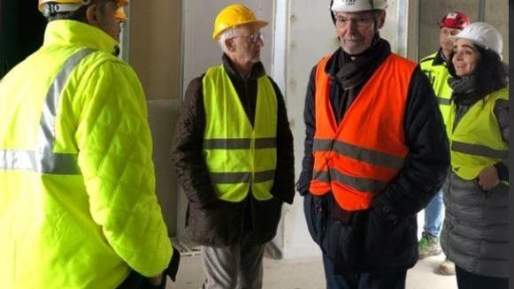 Un momento della visita venerdì scorso dei tre architetti di fama al maxi cantiere per l’ospedale Nuovo Santa Chiara di Pisa