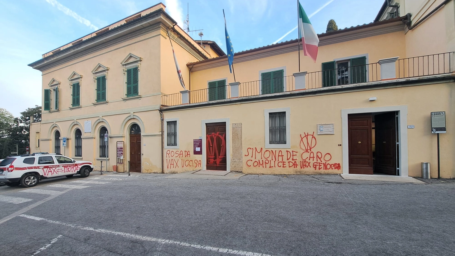 Le scritte no-vax apparse a Monsummano