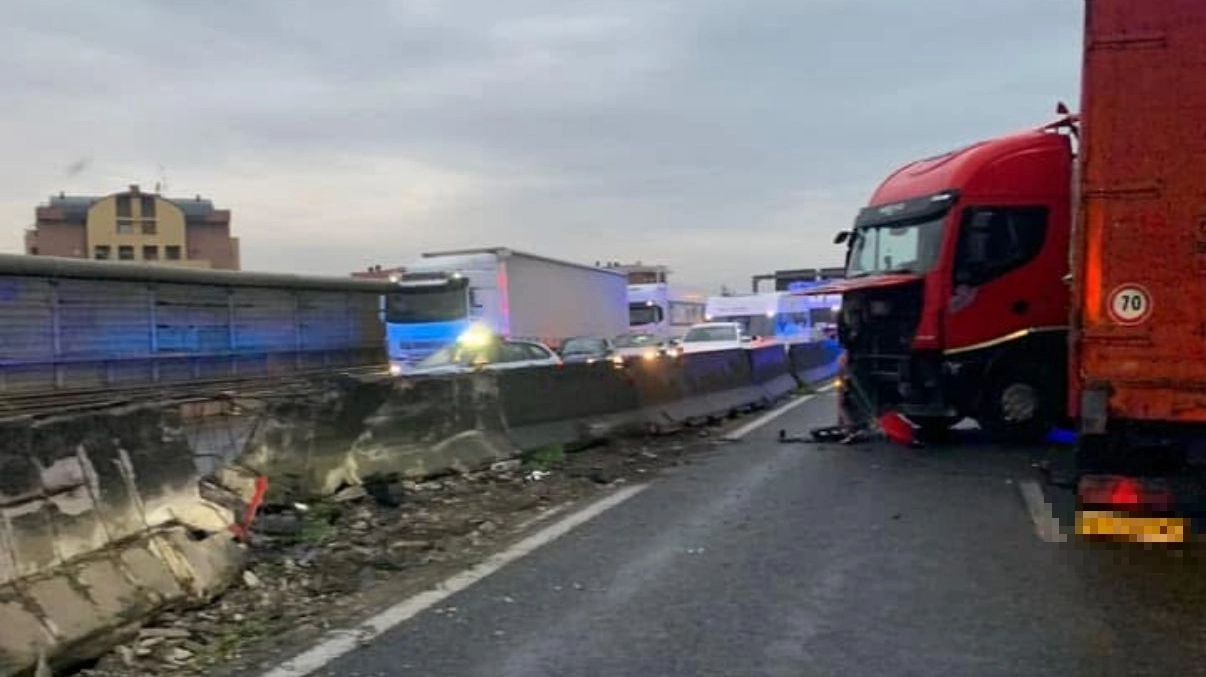 Il camion ha danneggiato la barriera