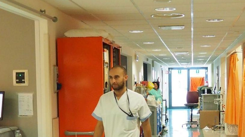 Una corsia dell’ospedale Santo Stefano Foto Attalmi