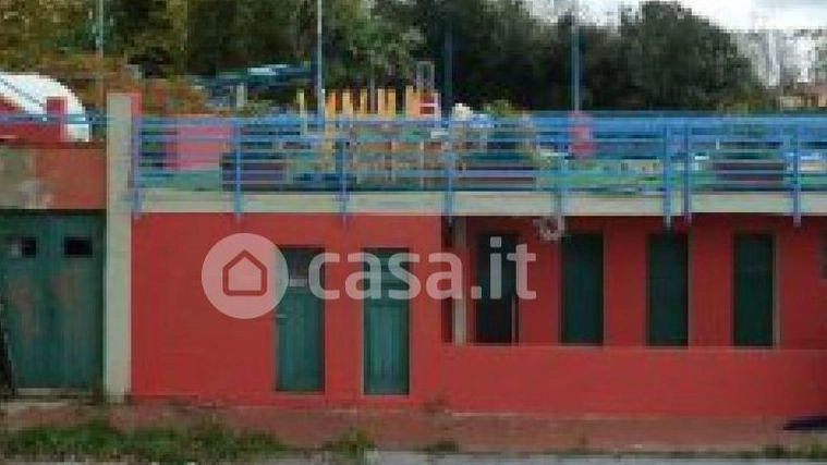 La storica discoteca "Casina Rossa" di Lucca è in vendita per oltre 1,5 milioni di euro, pronta a vivere un nuovo capitolo dopo anni di declino. La struttura, con due piscine, potrebbe ritrovare nuova vita.