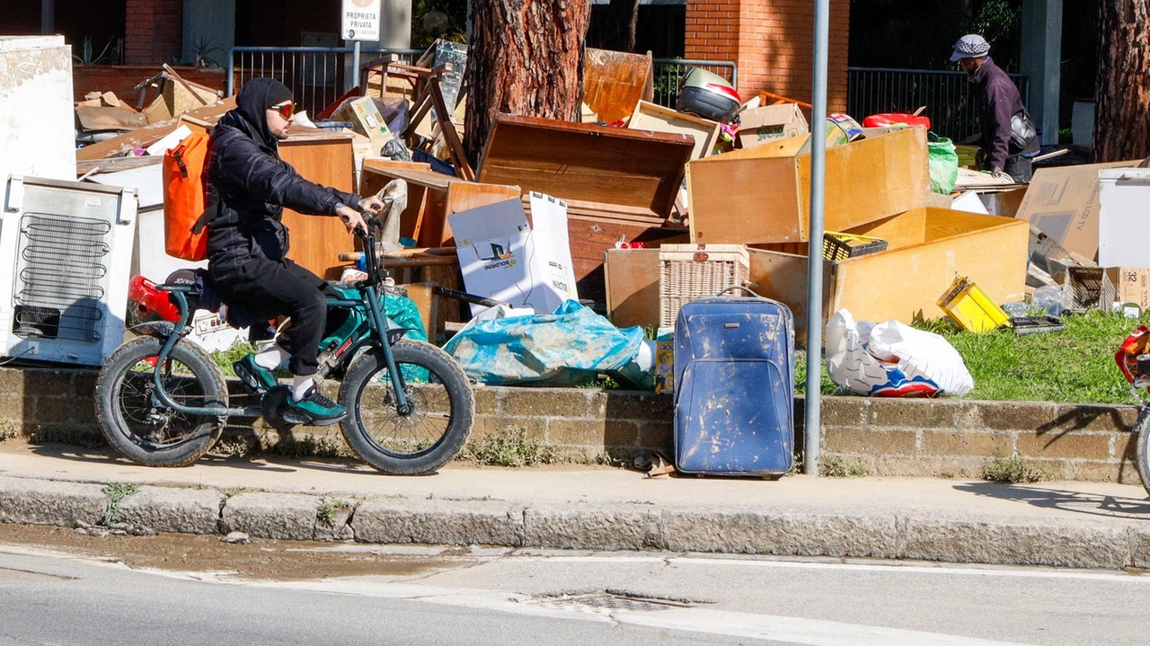 Le cataste di rifiuti, in viale Ariosto,. causate dall’esondazione del torrente Rimaggio a Sesto Fiorentino