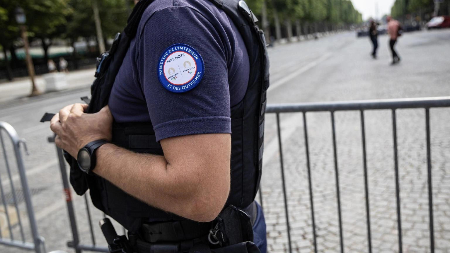Accoltellato un poliziotto a Parigi, ferito l'aggressore