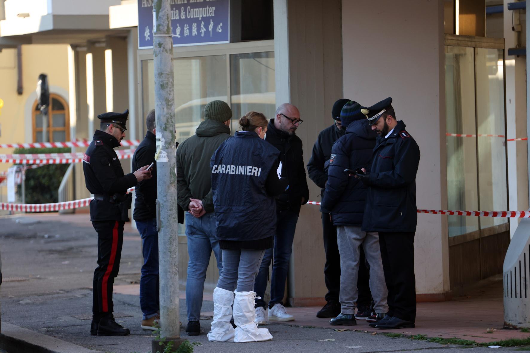 Accoltellato in strada, città in lutto. Il sindaco: “Sulla sicurezza lasciati soli”