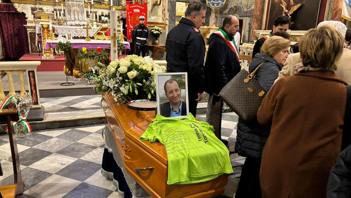 Esplosione di Calenzano, funerali di Davide Baronti. Il clacson di una cisterna accompagna il feretro