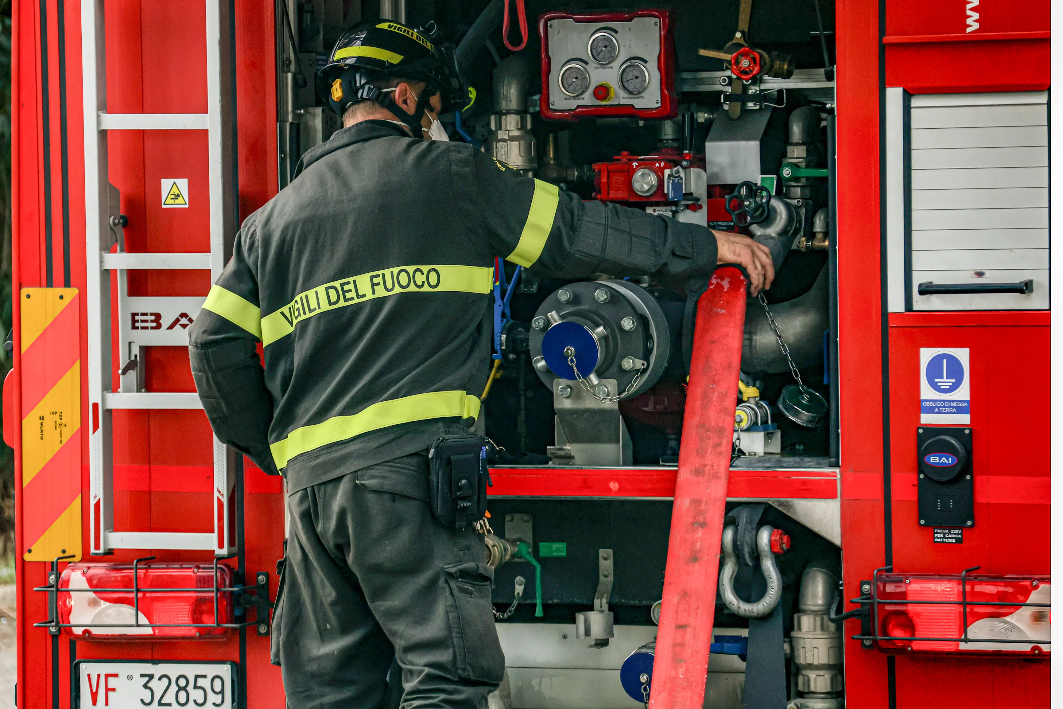 Incendio in un’abitazione, quattro intossicati. Inquilini dei piani alti bloccati da fumo e fuoco