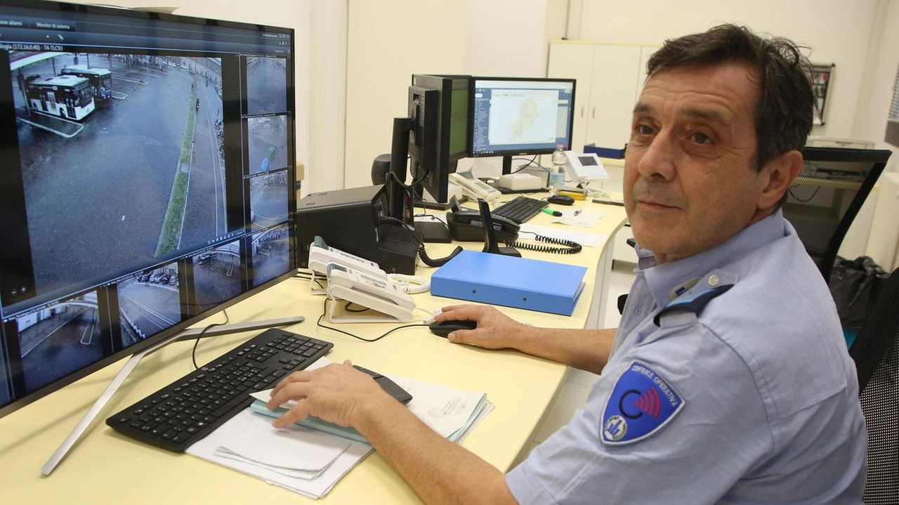 Un vigile della polizia municipale controlla i filmati di un circuito di videosorveglianza (foto d’archivio)