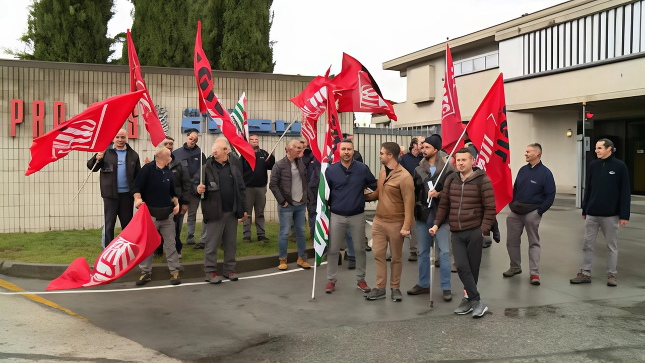 Nella foto d’archivio una manifestazione davanti allo stabilimento di Altopascio