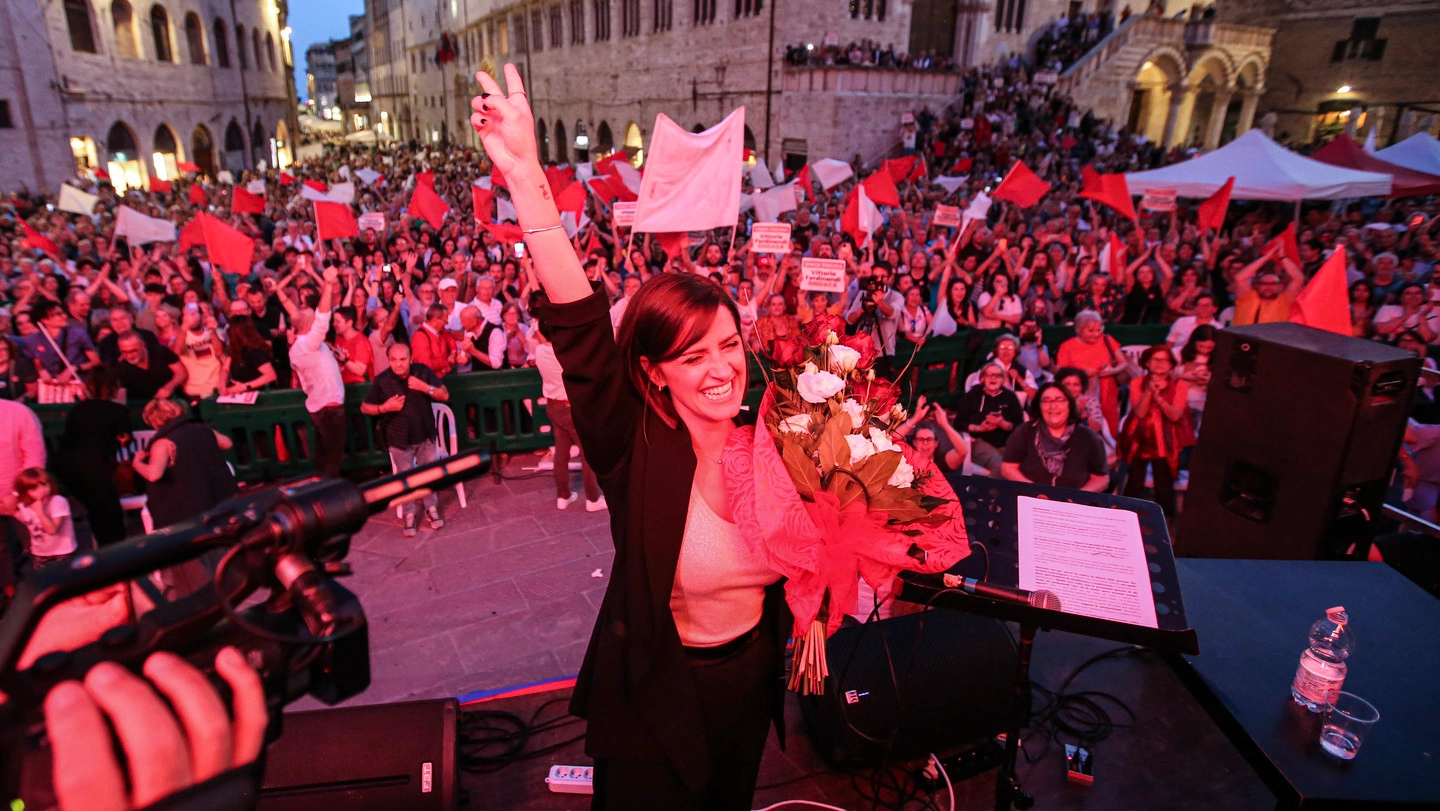 Vittoria Ferdinandi al termine del comizio in piazza IV Novembre (Foto Crocchioni)