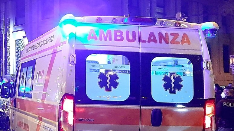 Un'ambulanza in una foto d'archivio Ansa