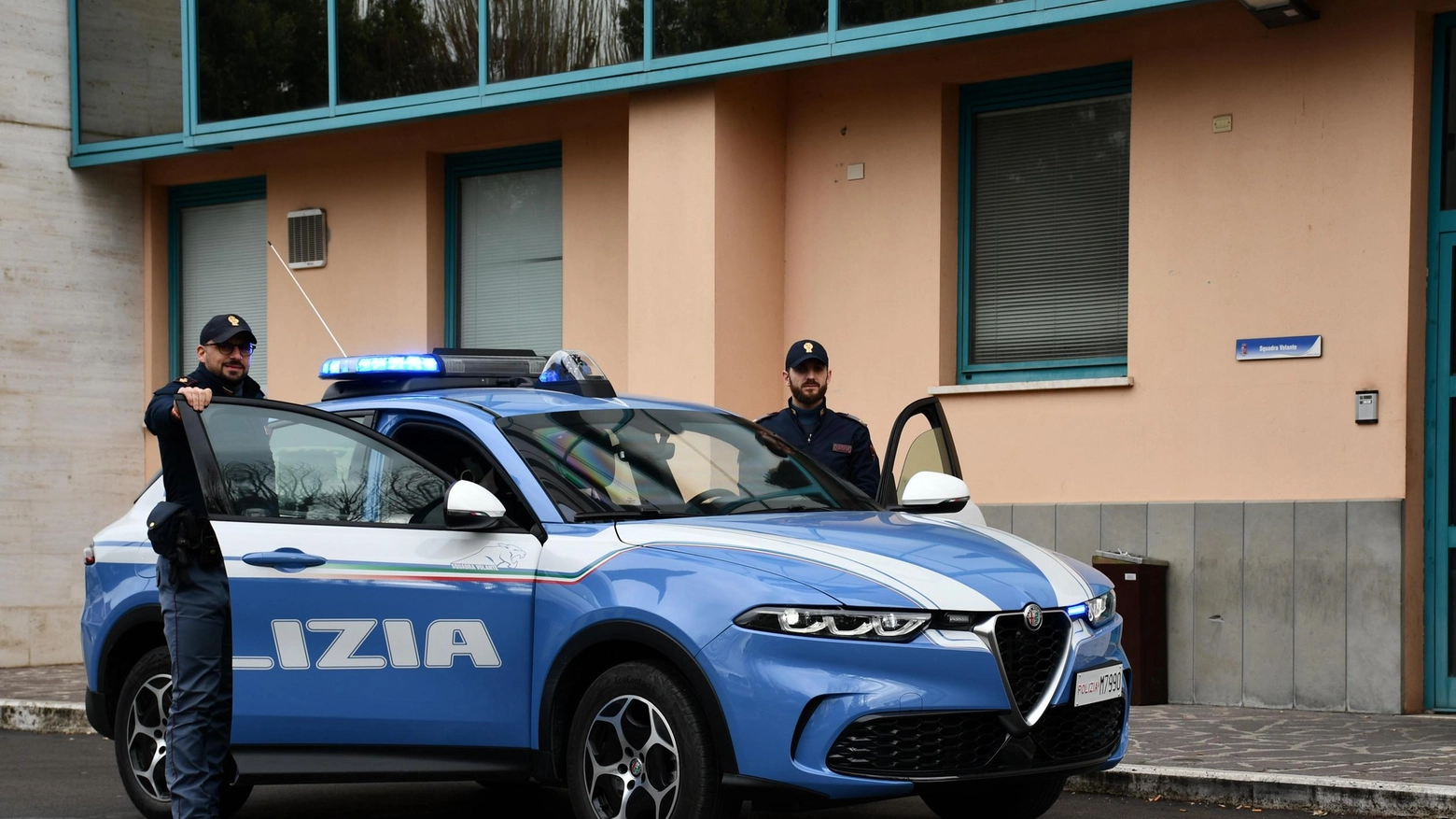 Adesca gli uomini, poi li rapina. Arrestati lei e il complice. Contestati almeno sette episodi