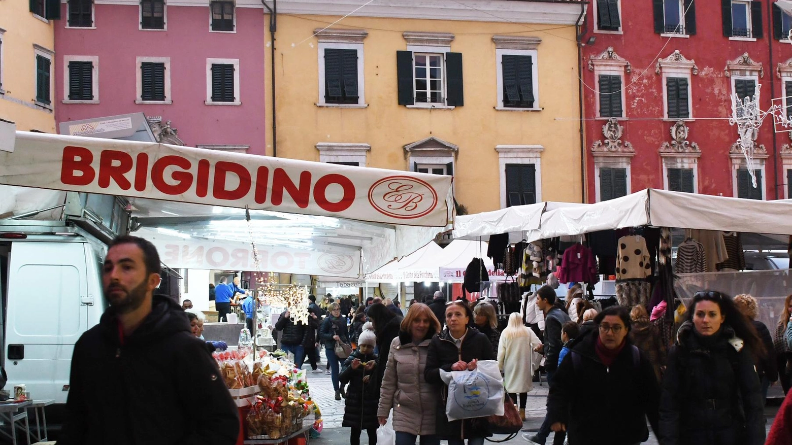 La fiera di Sant’Andrea. Acrobati sui palazzi, elfi e spettacoli in centro