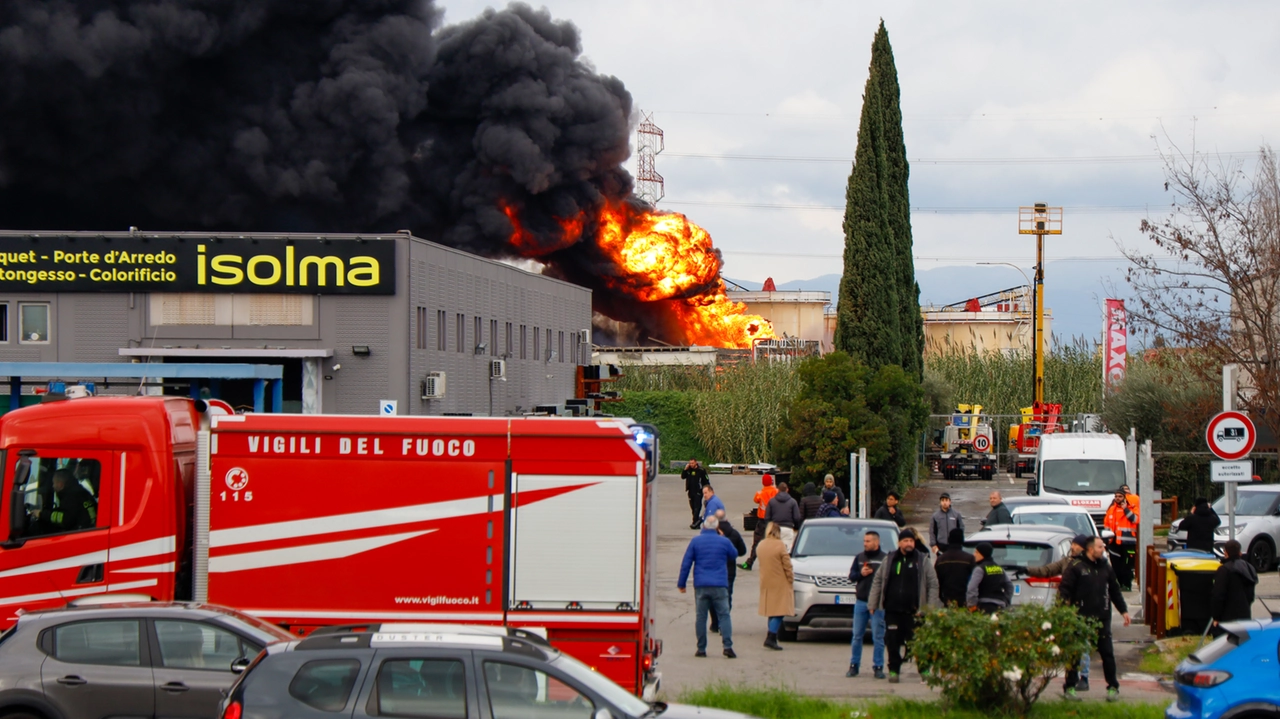 Esplosione di Calenzano, la colonna di fiamme e fumo (Germogli)