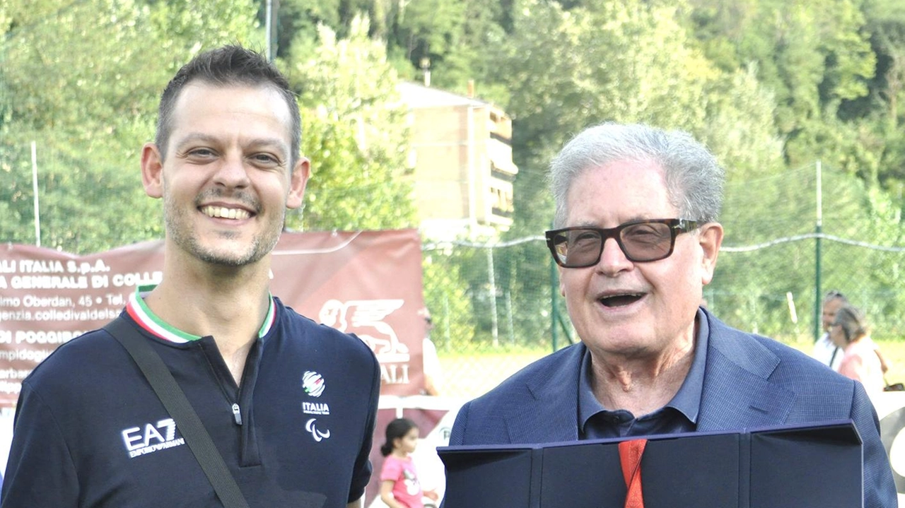 A Poggibonsi, presentazione squadre sportive Virtus con ospite Matteo Betti, campione paralimpico. Evento con autorità locali e dirigenti sportivi.