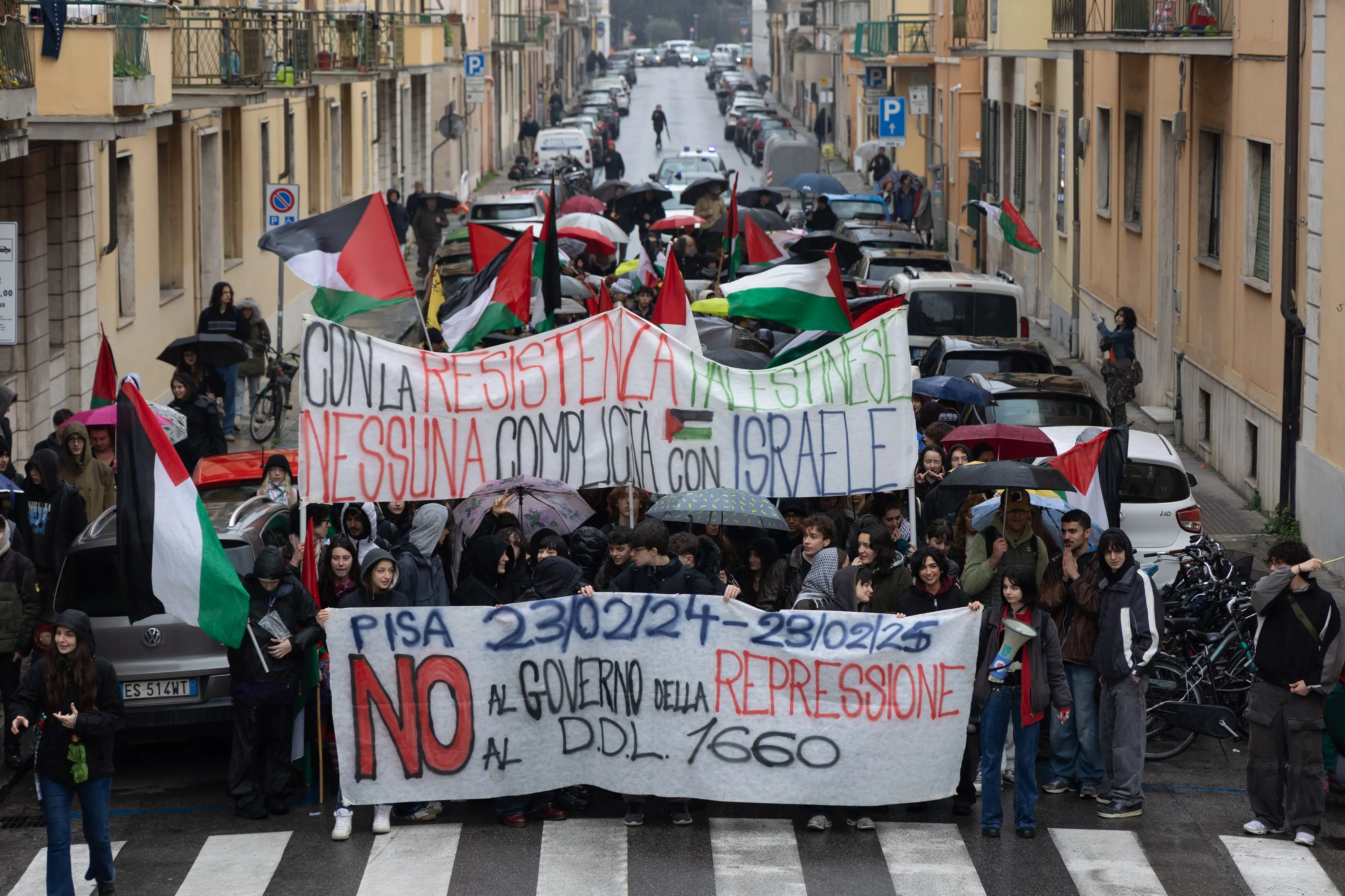 Pisa, un anno dopo le manganellate: “Dobbiamo continuare la nostra lotta”. Ma il corteo fa flop